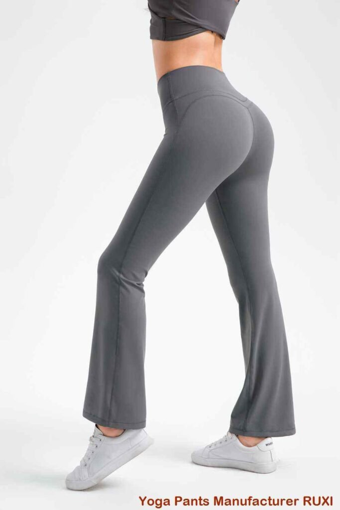 altında spandex ilə çalışan şort