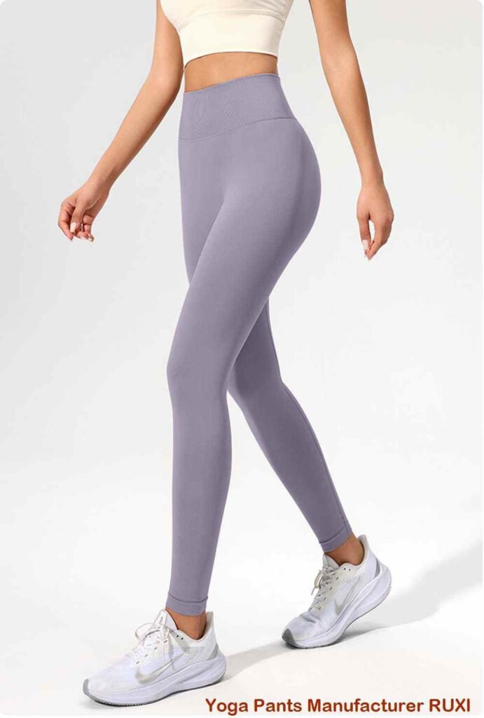 yoga şalvarının üstünə qatlayın